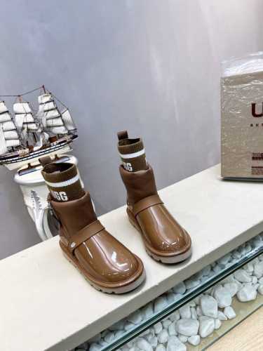 UGG 22*冬季 胶片袜子筒新款雪地靴！ 本年度最新流行元素，多种工艺碰撞拼色系列！彰显时尚高级感！ 鞋面：采用进口防冻裂pvc进口漆皮组合 鞋筒：采用UGG