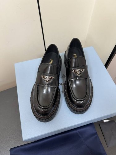 prada普拉达 24Ss 秋冬 厚底三角标乐福鞋 时尚厚底休闲乐福鞋 独到味道 人人都爱也轻松驾驭 每年都会爆.还有就是百搭经典的鞋楦 足以征服你 穿上它 增