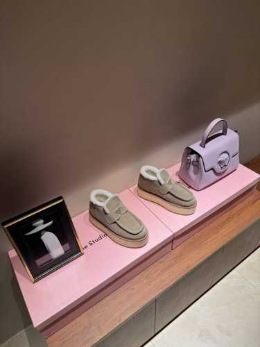 PRADA 普拉达2024秋冬新款△三角标一脚蹬羊毛鞋，厚底靴 雪地靴 双色擦色牛绒真羊羔毛棉靴雪地靴真皮沿条 双色TPU大底 材质细节可对比原版，市面普通版本