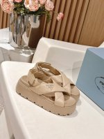 Prada 普拉达2025春夏新款凉鞋 罗马厚底魔术贴凉鞋 拖鞋 最新走秀款，经典升级 舒适度与时髦度并存 每个颜色搭配都好看，设计搭配不同风格需求 鞋面：原版