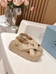 Prada 普拉达2025春夏新款凉鞋 罗马厚底魔术贴凉鞋 拖鞋 最新走秀款，经典升级 舒适度与时髦度并存 每个颜色搭配都好看，设计搭配不同风格需求 鞋面：原版