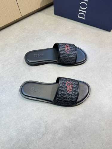Dior 迪奥 -高端品质 原单休闲凉拖鞋 -鞋面：品牌图腾帆布包皮边、彩印品牌图腾 -内里：环保皮 -大底：超轻Tpu包水台 橡胶；组合成型大底 -超高品控