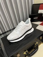 出厂价Pp： Boos 男鞋休闲鞋原单品质鞋面采用进口小牛皮，超透气舒适内里做工精细，高端大气。有时尚典范造型。发泡透明耐磨大底，穿着舒适，值得拥有。码数：38