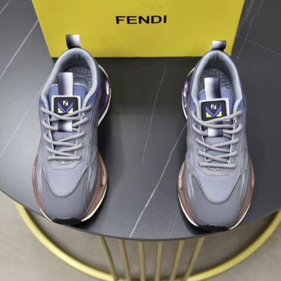 出厂价Pp： 品牌：芬迪Fendi 标准码：38-44 等级：官网同款 材料：原版材料拼接 舒适透气内里 轻便耐磨运动大底 款式类别：男士时尚休闲鞋 跑步 运动