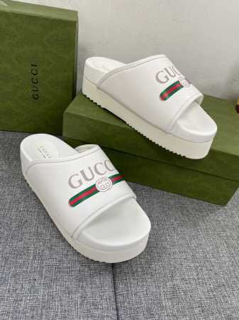 P270Gucci 最新款拖鞋 男女同款厚底拖鞋 即时可识别的品牌标志，标志以新的和意想不到的方式丰富了设计。每一个标志背后都蕴含着品牌的传统和价值，是人们可以 - 点击图像关闭