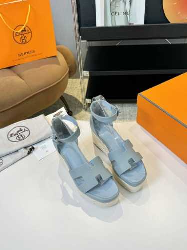 Hermès 爱马仕经典防水台h 坡跟厚底麻绳底凉鞋 极约复古的设计 浓厚的异域风情 时髦感十足、随便上脚都很有腔调 简简单单的款式随便搭配一下高级感就很棒 百