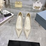 prada 普拉达 24 出厂价P 专柜走秀款尖头单鞋 三角扣标 高跟 早春走秀款！ 鞋面：高定制漆皮面料 内里：进口水染羊皮 大底：原版意大利真皮大底 跟高：