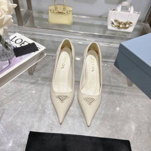 prada 普拉达 24 出厂价P 专柜走秀款尖头单鞋 三角扣标 高跟 早春走秀款！ 鞋面：高定制漆皮面料 内里：进口水染羊皮 大底：原版意大利真皮大底 跟高：