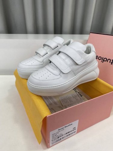 冲量价: Acne Studios 最新爆款 笑脸 魔术贴 小白 厚底 休闲鞋 原版购入开发 做货 此款魔术贴从上世纪八十年代网汲取设计灵感，选用皮革制成，饰有