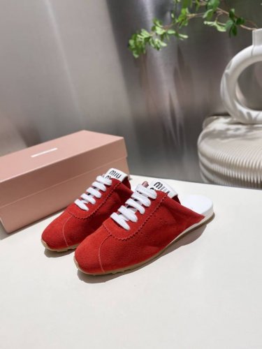 出厂价p 缪缪Miumiu2025新款 阿甘鞋 德训复古半包拖鞋 简约高级 随意搭配 上脚非常轻便舒适 鞋面原版牛皮 高丝光牛反绒拼接. 内里羊皮 原板大底一比