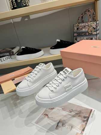橙子出厂价p miumiu 缪缪 最新款 厚底饼干鞋 休闲鞋 帆布鞋 单鞋款 原版购入开发 做货 隽永丹宁汲取迷人Miu Miu风格 造就新款运动鞋 鞋舌丝网印 - 点击图像关闭