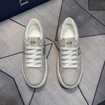 2025最新升级版Dio R 采用牛皮精心制作 饰以 Oblique 印花 搭配饰以 Dior 标志的鞋舌 侧面Logo 霸气十足 橡胶耐磨原版大底 休闲造型增