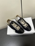 MaisonMargiela MM6德训休闲鞋鬼才设计师品牌，一个轻奢品牌上脚很百搭哦，也很随脚舒适，这一款德国训练鞋延续了经典的T形真皮拼接设计，经过设计团队