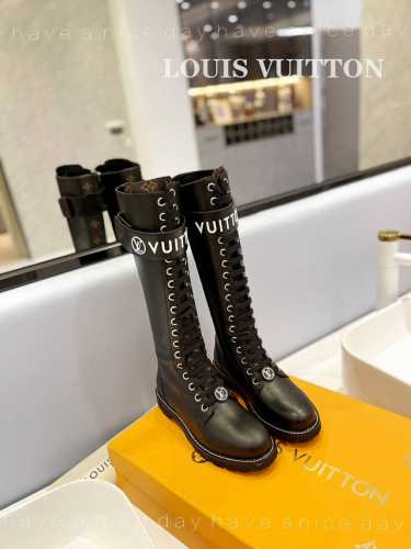 长靴 新品发布会 顶级复刻：LV平底靴采用小牛皮碰撞橡胶元素：Vuitton 标识点缀可调节魔术贴，LV Circle 标识栖身长鞋带。面橡胶外底真皮沿条，延续