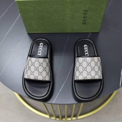 出厂价： 品牌：古奇gucci 标准码：38-44 45定制 等级：官网同款 材料：原版皮料设计 原版轻便耐磨组合大底 款式类别：男士时尚凉拖鞋 尊贵奢侈品大牌