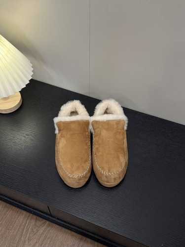 UGG 24ss新品 软乎乎真正的面包鞋！ 胖胖的，萌萌的，很个性，穿着舒服，方便，一脚蹬，适合现在非常慵懒的风格！原本以为UGG的面包鞋会有一定重量感没想到这