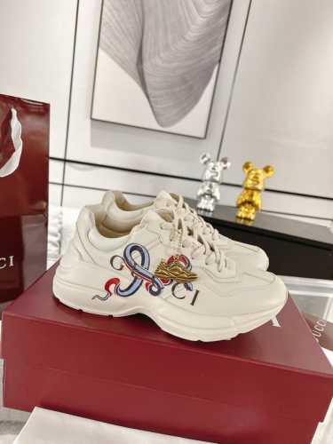 GUCCI蛇年限定新品 Rhyton系列情侣款老爹鞋 运动鞋 Rhyton系列推出全新象牙白色皮革款式，巧妙结合该系列标志性的超大造型鞋底和厚实结构。这款经典鞋