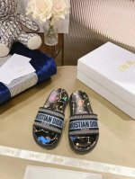 dir最新颜色经典款拖鞋，立体感刺绣设计上迪奥Logo点缀、简单大方，超好看超百搭、上脚非常柔软，颜色清爽 鞋面:进口电绣材料 内里:羊皮里、大底:正品开模Tp
