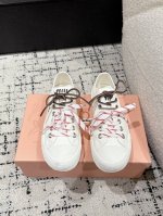Miu Miu缪缪 25 春夏最新 皮面 圆头系带 低帮 休闲鞋 颜值担当火爆款帆布鞋 不得不入的一款～做旧时尚，简约高级 随意搭配上脚非常舒适，年度必入款！早