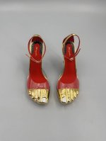 一种不属于这个世界的美 夏帕瑞丽金色精灵金色脚趾高跟鞋 schiaparelli Fw24成衣秀场最出彩的一个Look 香奈儿差点 人都没了 差点动摇时尚界的意