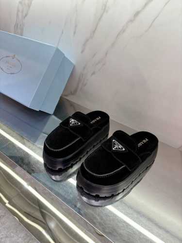 PRAD* 2025早春新款厚底三角标穆勒拖鞋好看到爆炸 舒适百搭，暴走不累 对版羊京面料，羊皮内里，私模TPU大底，码数：35-39# 40#订做不退换