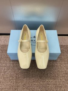 工厂价 PRADA 2025春夏新款方头低跟女鞋 普拉达粗跟果冻色时尚百搭单鞋材质:鞋面进口牛漆皮+水染羊皮内里+意大利注塑真皮大底跟高：2.5CMSize：3