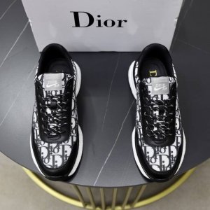 出厂价Pp： 品牌：迪奥Dior 标准码：38-44 45订做 等级：官网同款 材料：原版皮料拼接品牌布匹 舒适透气内里 轻便耐磨运动大底 款式类别：男士时尚休