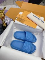 工厂p价p： 路易威登~浮雕拖鞋 5路易威登专柜新款拖鞋，驴牌Monogram 浮雕拖鞋，Waterfront 凉拖焕新回归，鞋面扣带压印路易威登标志性的 Mo