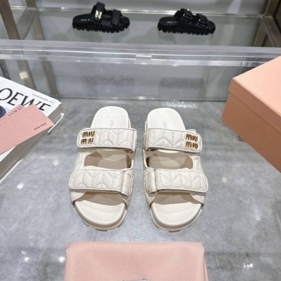 miumiu*缪缪 25夏季新品 全球最火凉鞋 出现在各大时装杂志封面 各路明星 小红书博主着用 搭配长裙 鞋面 混种羊皮电绣 内里 羊皮内里 码数 35-41