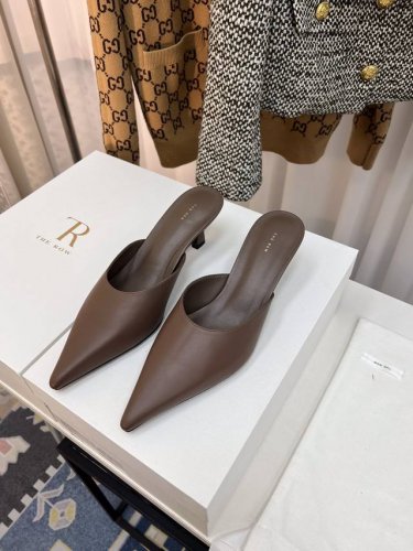 小众潮牌The row法式简易尖头高跟拖鞋 复古气质女王 整个鞋型简约大气，很干净利落又好搭配！日常穿搭、约会聚会等也能轻松驾驭！ 鞋面：采用进口牛油皮 内里：