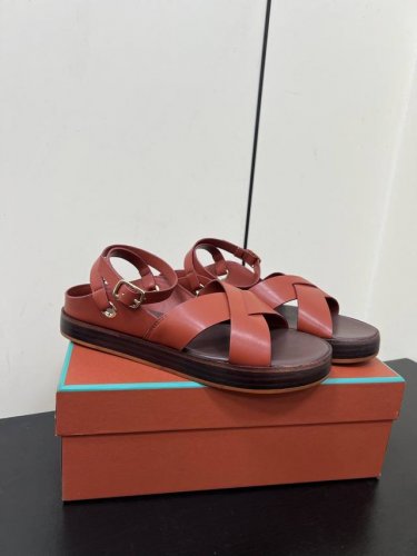 Loro piana 诺悠翩雅 Lp 25 S春夏新款交叉带厚底凉鞋露跟绕带设计极简风复古凉鞋 leo平底露趾凉鞋是夏季日常穿搭的理想之选 步履之间尽显优雅与舒