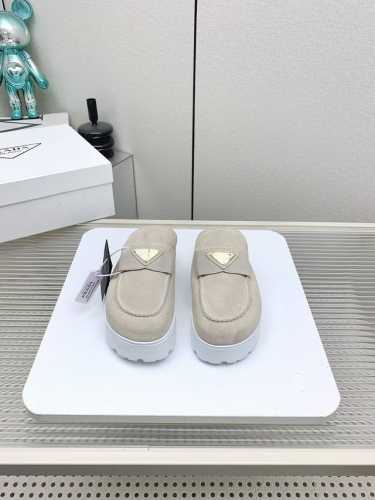 出厂360 高版本 Prada普拉达 25 新款一脚蹬厚底勃肯包头半拖 这款牛筋底上脚非常舒适，今年非常爆，穿上 增高 休闲两不误，清爽的表现足以表达对鞋子的个