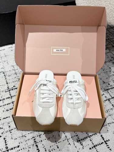 代购级 Miu Miu 25Ss早春新款德训包头拖鞋 官网同步高版本 原版牛皮面料搭配精致芽边 每一寸皮质都透着低调的奢华感 穿上就是 不刻意的高级 可调节绑带