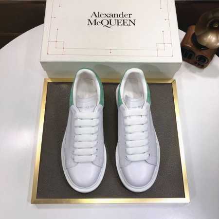 工厂批 新款 市面高版本 Mqueen 麦昆 情侣款小白鞋 新款配色，官网同步发售！想不出有任何理由不收它！面料采用哑光头层牛皮面 最新材料 ，内里和垫脚是定制 - 点击图像关闭