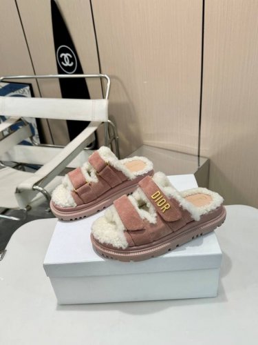 Dior 迪奥 时尚魅力 秉持优雅与精致，不断创新时尚美学。这款羊毛拖鞋，全真皮面料尽显奢华，澳洲羊毛内里超柔软。可调节扣带贴心实用，幸运五角星鞋底，时尚感爆棚