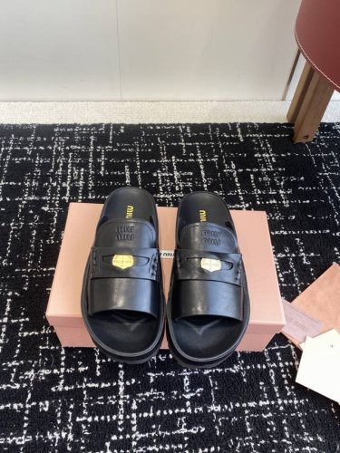 代购级 Miu Miu 25Ss 春夏新款 金币沙滩拖鞋 现在的Miu怎么也香里香气的了，但是Miu家的更秀气，橡胶大底更实用，三维立体效果 金属字母微标富有撞