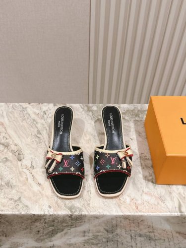 驴家早春新品 New Arrival～Lv春夏拖鞋，也太出彩了！时尚性感舒适，拉满了夏日美鞋能给的满分情绪价值.鞋的造型也很乖巧好看呀！ 鞋面选用进口牛皮印花，