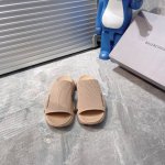 出厂 Balenciag* 巴黎世家拖鞋 升级版推出Speed 2.0 版本全新袜子鞋拖鞋 原厂货 绝非通版 2.0版的袜子部分可以把脚背和脚踝完全包裹起来 鞋