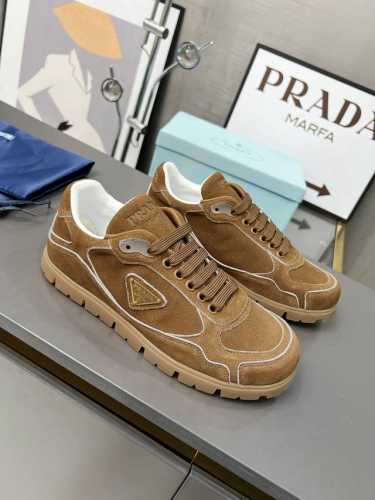 工厂价： 上新了 情侣款 Prada 普拉达2024Ss 秋冬新款德训鞋 休闲鞋官网1.1复制 这款牛筋底上脚非常舒适，今年非常火爆， 面料：鞋面进口麂皮 羊皮