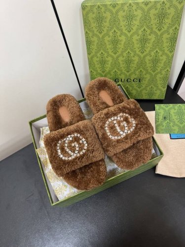 Gucci 最新24新款水钻羊毛拖鞋 欧洲进口A级羊毛 与原版一致满鞋全部采用纯羊毛 鞋面和垫脚logo采用混种羊皮， 大底与原版一样的TPU材质底片耐磨防滑