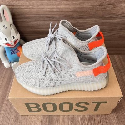 偏小一个码 顶级版本Adidas Originals Yeezy Boost 350 尾灯 欧洲限定 减震耐磨 低帮 休闲运动鞋 男女同款 码数：36-46 含