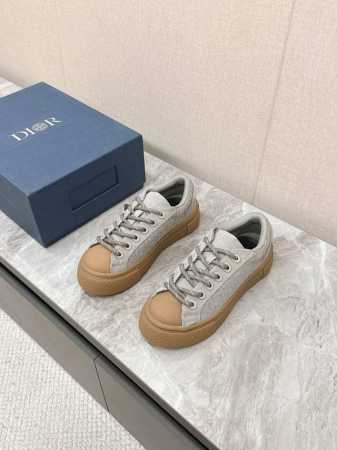新款Dior 情侣款休闲鞋 Dior这款 款式休闲，经过重新诠释，彰显未来主义的精神。采用超轻盈的白色橡胶精心制作，饰以曲纹藤格纹Cosmo因案，重新诠释经典设 - 点击图像关闭