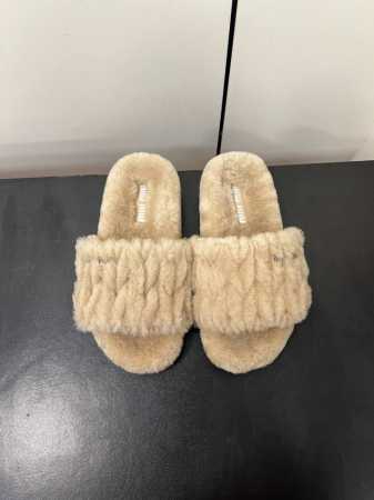 miumiu缪缪毛毛拖2024秋冬新款毛毛拖鞋Miu Miu秋冬新季的潮流要素，与此刻挚爱的概念，多元对撞，传达现代风格~ 怎么穿都好看今夏时髦精最爱 看起来不 - 点击图像关闭