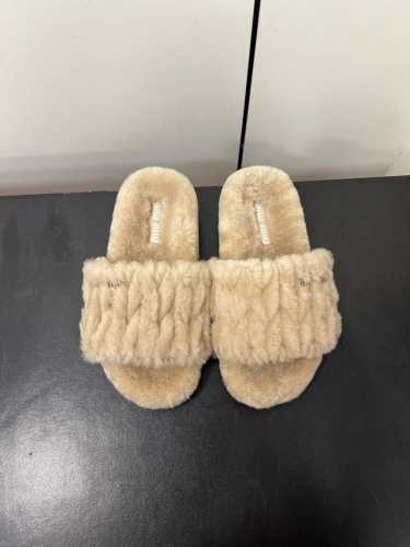 miumiu缪缪毛毛拖2024秋冬新款毛毛拖鞋Miu Miu秋冬新季的潮流要素，与此刻挚爱的概念，多元对撞，传达现代风格~ 怎么穿都好看今夏时髦精最爱 看起来不
