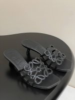 loewe 罗意威 25Ss夏季新款 镂空拖鞋 编织小猫跟高跟拖鞋 疯狂种草简约设计感觉更干净优雅 让你念念不忘 颜色也很耐看漂亮 上脚瞬间气质十足气场 简直无