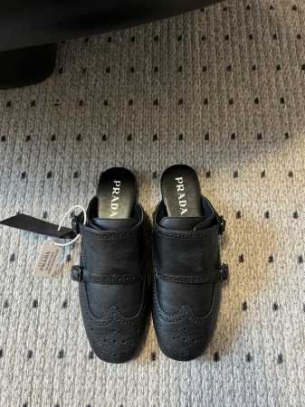 Prad* 25ss 普拉达走秀款复古2扣半拖爆款！走秀款 复古感时髦满满 随意百搭 时尚休闲 独到味道，人人都爱也轻松驾驭 每年都会爆.足以征服你，穿上它，休 - 点击图像关闭