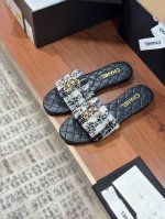 25S春夏新款经典编织懒人一字拖鞋 夏天的调色盘 每年都很期待小香的拖鞋 颜色很夏天不说款式真的很经典 这款简约拖鞋上脚真的是美到爆好吗 经典的双C铁链编制标志
