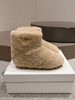 出厂P 。普拉达Prada 王炸款 雪地靴 滑雪靴 好看可爱到爆炸 →_→来自 Prada限定系列，别具一格。编织毛的面料 打造理想的柔软度 短筒版型，在都市或