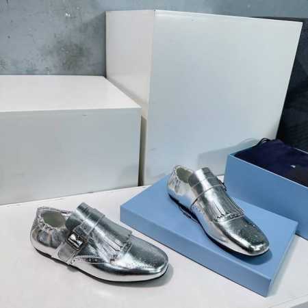 高品质出厂单鞋 ！Prada 普拉达 25春夏走秀新款布洛克雕花流苏复古乐福鞋单鞋拖鞋系列这款鞋履着意呈现经典与复古格调，兼具阳刚气质与柔美风情，形成二元对比， - 点击图像关闭