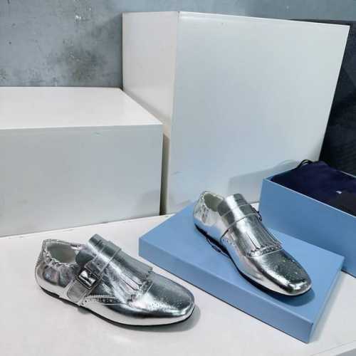 高品质出厂单鞋 ！Prada 普拉达 25春夏走秀新款布洛克雕花流苏复古乐福鞋单鞋拖鞋系列这款鞋履着意呈现经典与复古格调，兼具阳刚气质与柔美风情，形成二元对比，